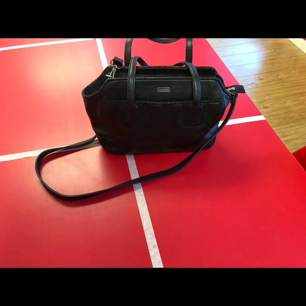 Like new authentic medium size leather Coach - Picture 4 of 8